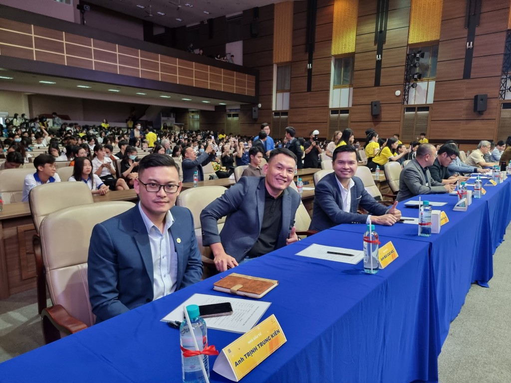 OnlineCRM tại đêm GALA chung kết “CHINH PHỤC” của cuộc thi STARTUP ZONE 2022